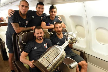 Maidana, Mayada, Pity Martínez, Mora y Ponzio, con el trofeo que los tiene como emblemas