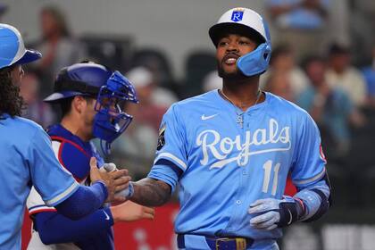 Maikel García conecta jonrón y ayuda a los Reales a vencer 6-3 a los Rangers