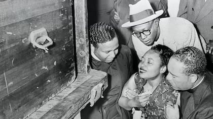 Maime, la madre de Emmett Till, cae de rodillas al recibir el cuerpo de su hijo asesinado