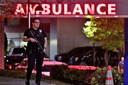 La policía de Lewiston, Maine, en los Estados Unidos, sigue buscando al perpetrador de un tiroteo masivo (Photo by Joseph Prezioso / AFP)