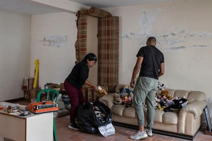 Mairín y su sobrino categorizan y cuentan peluches para luego ser vendidos, desechados o donados