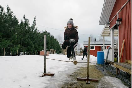 Maisa Waillius monta en su caballito en una localidad al norte de Helsinki