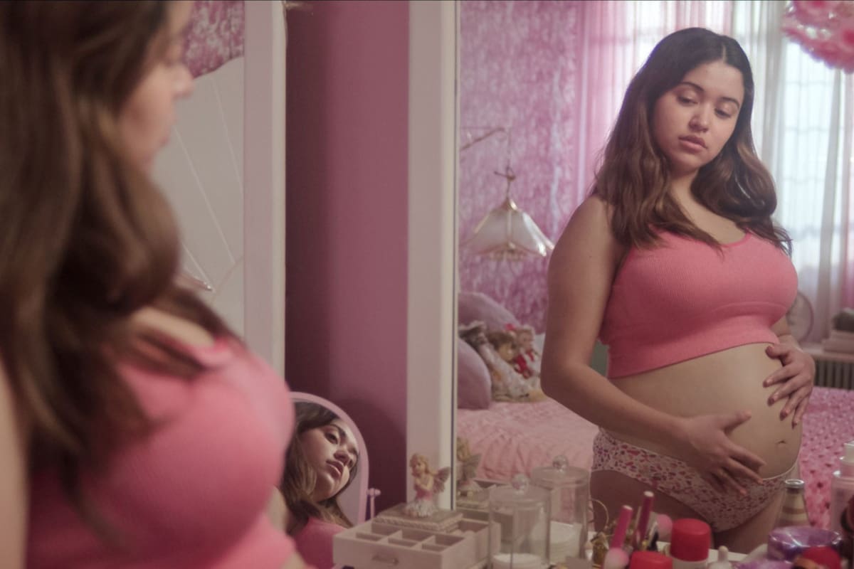 Maite Alberdi, la directora de El Agente Topo, se adentra en la presión por la maternidad a través de un caso sorprendente: “No podía creerlo”