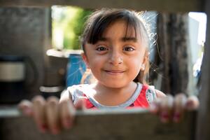 Maite Andrada de 8 años nacio con una enfermedad llamada Osteogenesis Imperfecta, tambien conocida como de los huesos de cristal. Vive junto a su mam· Marcela, y a sus hermanos, en una zona muy humilde en los limites de la zona norte de Rosario. Esta esperando que le suministren los clavos de platino para poder operarse y caminar mejor.