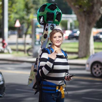 Maite Iturria, de Google Street View, con trekker, una mochila que fotografía las calles