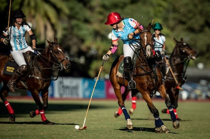 Maitena Marré, en acción frente a compatriotas y amigas; la chica de 21 años, al igual que Rossi, ganó el último Europeo con la camiseta azzurra, luego de entrar al equipo por una lesión de una compañera.