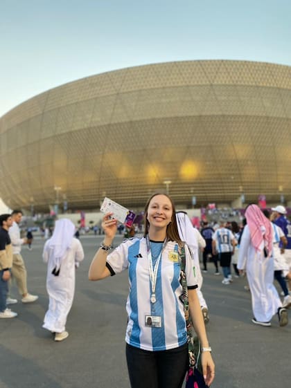 Maitena pudo ver varios partidos de la selección y tras gastar todos sus ahorros en una entrada para la semifinal, recibió el mejor regalo de parte de la madre de Messi