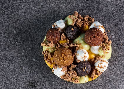 Maíz negro y amarillo con crocante de maíz, emulsión de palta, yogurt de cabra y siracha.