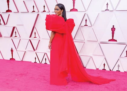 Majestuosa, Angela
Bassett apostó por un vestido
sirena con mangas abullonadas
y gran moño de Alberta Ferretti.
Sumó pendientes de oro blanco
engastados en rubíes y diamantes,
un anillo de oro con turmalina
y diamantes y un brazalete de
platino y diamantes de la colección
Magical Setting de Chopard
