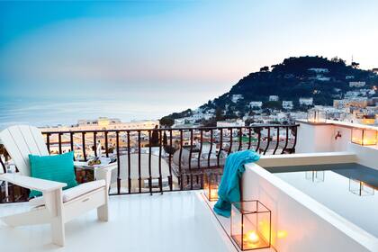 Majestuosa, la terraza es abrazada por la extensa vista que abarca la centenaria Piazzeta de Capri, parte de la isla de Sorrento y hasta los Faraglioni en la Bahía de Napolés, todo un símbolo de la región. Como un lujo adicional, los arquitectos diseñaron una pequeña piscina revestida en resina