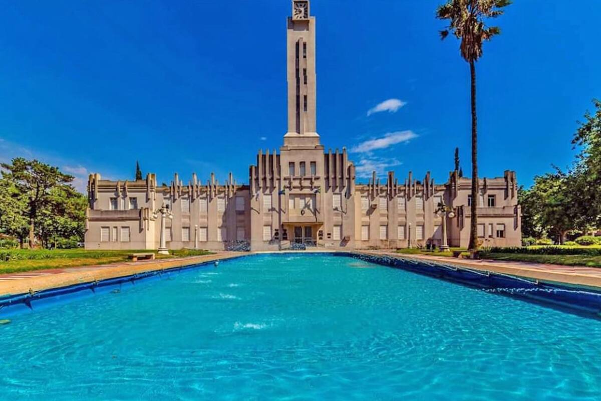 Majestuoso: el Palacio Municipal, dominado por una torre de 34 m con dos relojes, se refleja en una gran pileta en la plaza central del pueblo