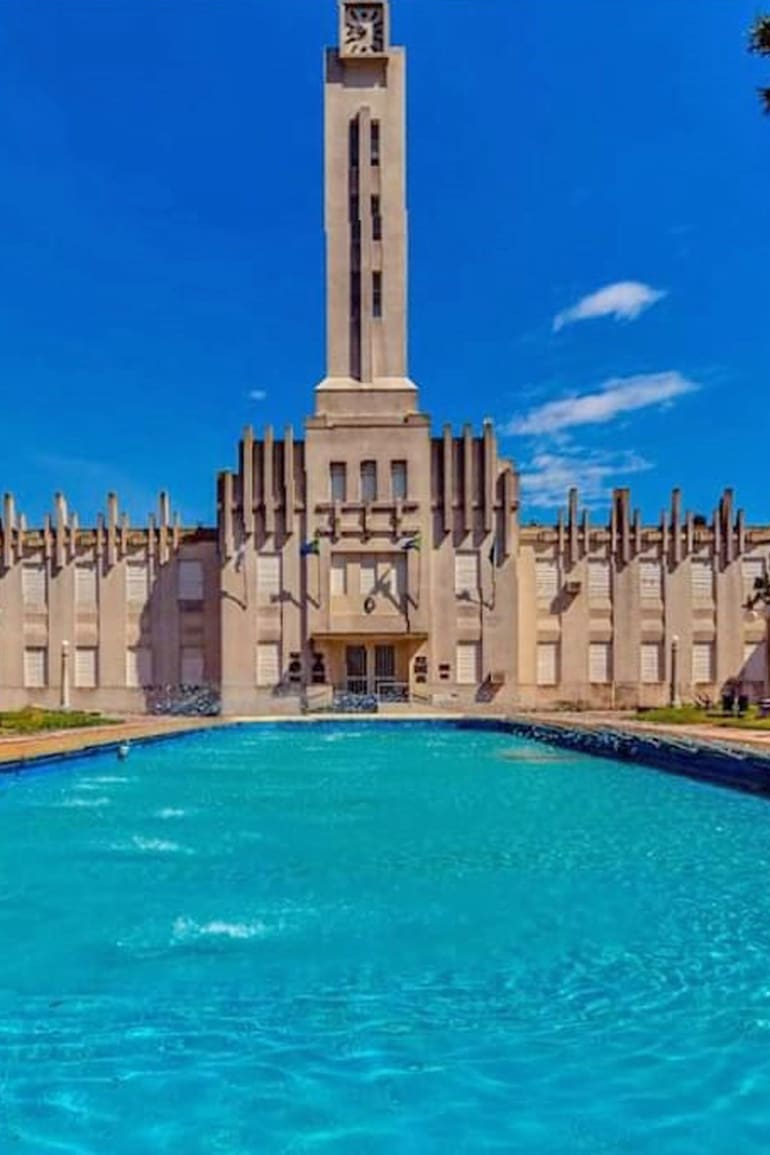 Majestuoso: el Palacio Municipal, dominado por una torre de 34 m con dos relojes, se refleja en una gran pileta en la plaza central del pueblo