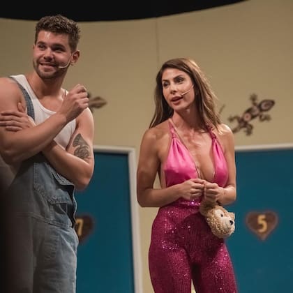 Majo Martino y Locho Loccisano en El hostel de los millones
