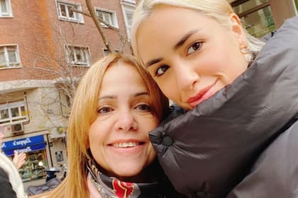 Majo Riera junto a su hija, Lali Espósito, durante una jornada de grabación de La suerte de Loli