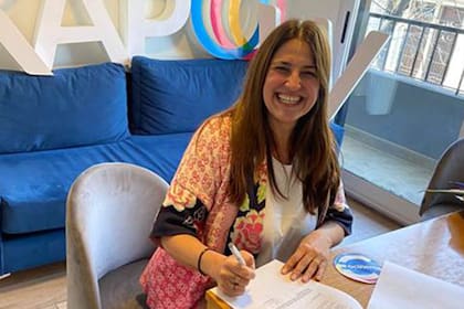 Maju Lozano firmando el contrato para ser la conductora de Cocineros argentinos: “Es como tocar el cielo con la cacerola”