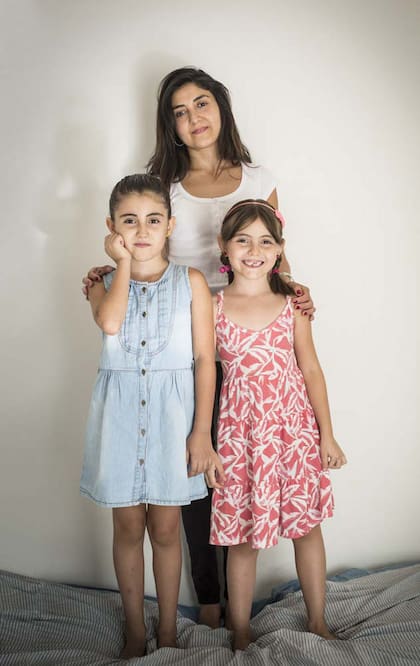Make con sus dos hijas: Maia, de celeste, y Male.