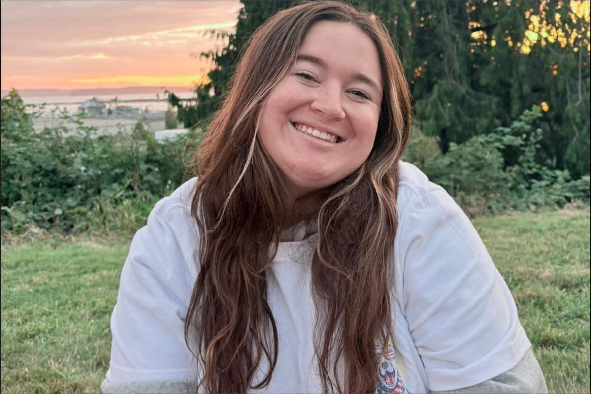 Makena Simonsen demandó al distrito escolar de Edmonds en el estado de Washington, luego de terminar el sus estudios secundarios con un promedio casi perfecto