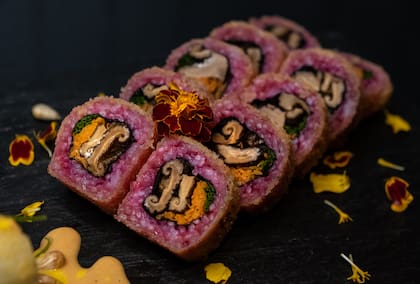Maki con arroz de remolacha y rellenos de hongos shitake y verduras de estación del establecimiento de cocina nikkei Hija de Tigra