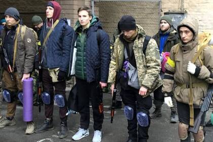 Maksym (extrema izq.) and Dmytro (centro, con chaleco verde y zapatillas blancas) antes de su entrenamiento