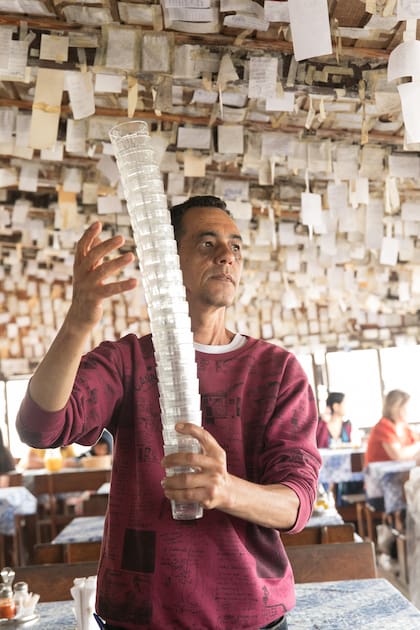 Malabares con los vasos: un clásico del Bar do Arante.