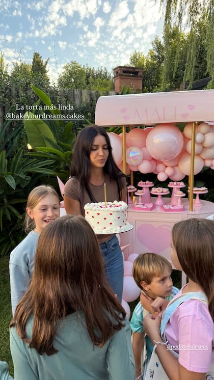 Malaika sopló las velitas acompañada por su madre, su hermano, sus primas y sys amigas (Foto: Instagram @zaira_nara)