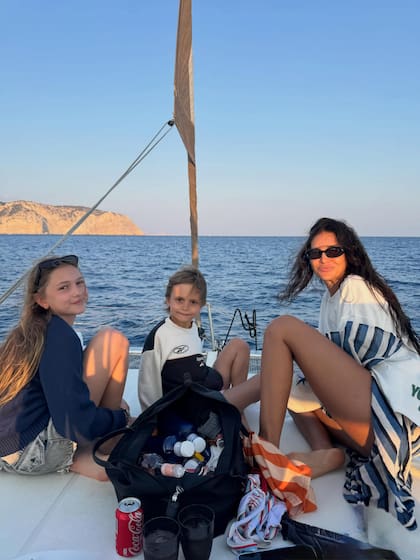 Malaika, Viggo y Zaira disfrutaron de un paseo en yate (Foto: Instagram @zaira.nara)