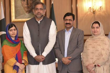 Malala junto al primer ministro de Pakistán, Shahid Khaqan Abbasi y a sus padres