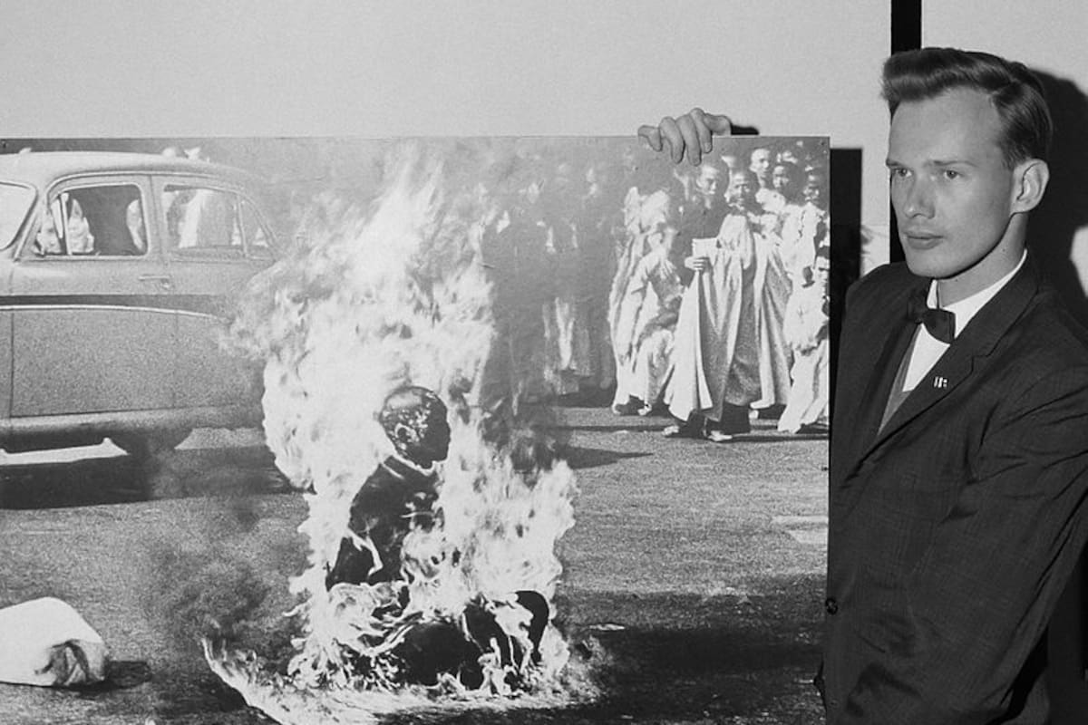 Malcolm Browne (1963) con la imagen que dio testimonio del hecho, dio la vuelta al mundo y le valió los mayores premios de la fotografía periodística, como el World Press Photo y el Pulitzer