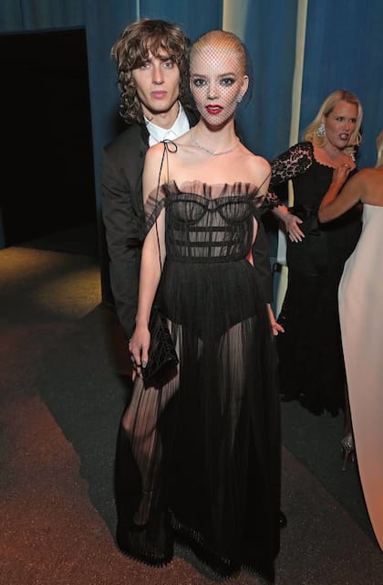 Malcolm McRae y Anya Taylor-Joy se presentaron juntos en la fiesta de los Oscar de Vanity Fair