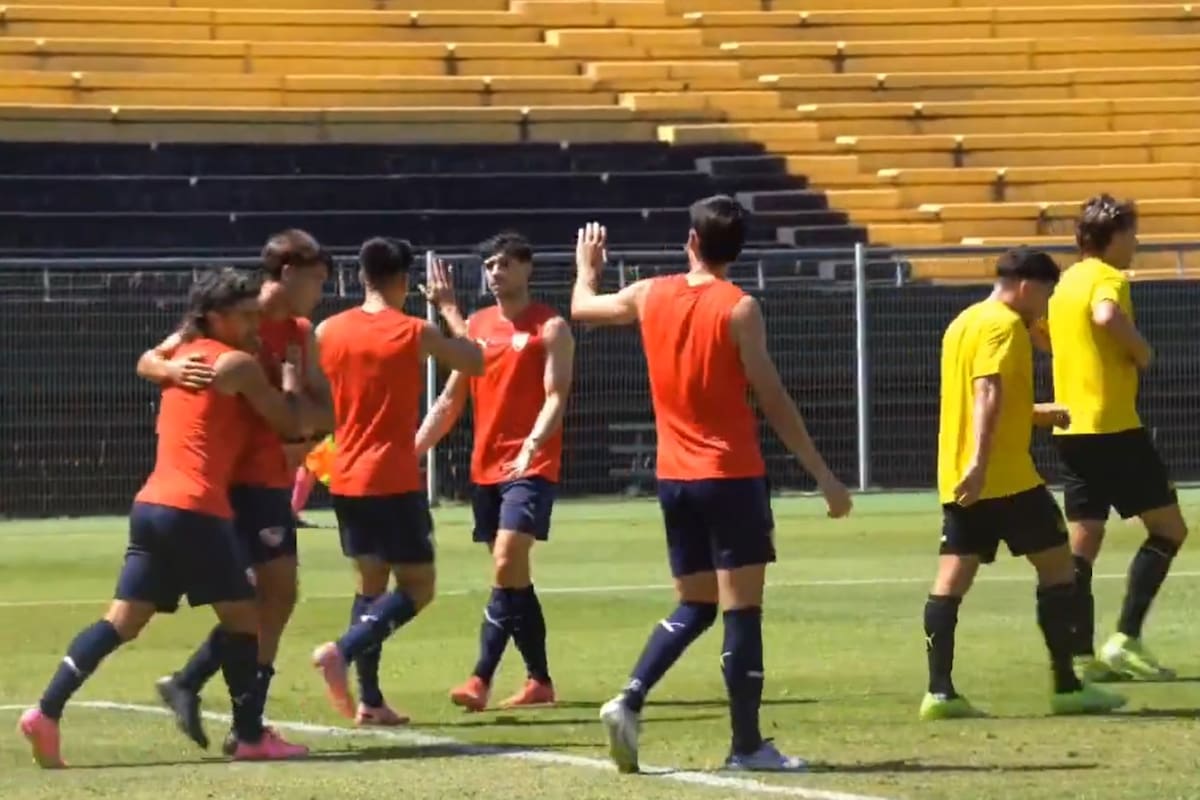Malcorra se abraza a su asistidor Pérez Curci y todo Independiente celebra el segundo gol del amistoso ante Peñarol