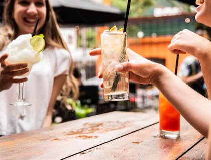 Malcriado Fuegos y Vinos, coctelería y copas con “antes/ahora”
