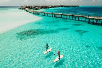 Maldivas está constituido por unas 1200 islas,​ de las cuales 203 están habitadas