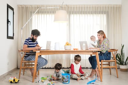 Male Eirin y José Romero, con sus tres hijos: Nino (7), Toribio (5) y Benito, de apenas 4 meses.