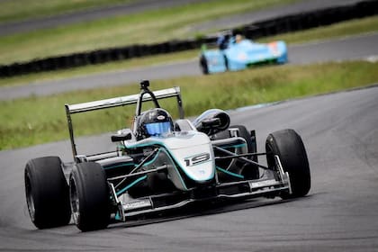 Malek haciendo lo que más le gusta al volante de un auto de carrera.