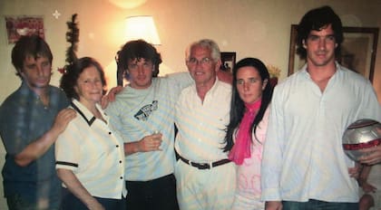 Malelé y Pomi junto a los hermanos Villegas. (Desde la izquierda): Santiago, Malelé, Francisco. Pomi, Mercedes y Joaquín