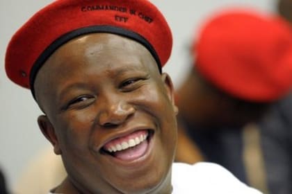 Malema usa boina roja en homenaje a Hugo Chávez