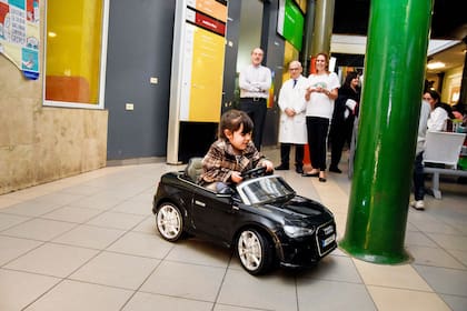 Malena, de siete años, testea el descapotable