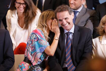 Malena Galmarini, que estará al frente de Aysa, le dice algo al oído a Gabriel Katopodis, que asumirá como nuevo ministro de Obras Públicas