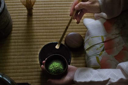 Malena Higashi estuvo todo un año en Kioto practicando cómo servir el té de matcha.