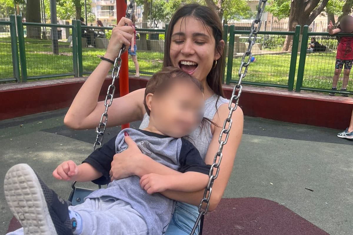 Malena Maidana junto a su bebé de tres años.