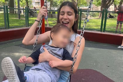 Malena Maidana junto a su bebé de tres años.