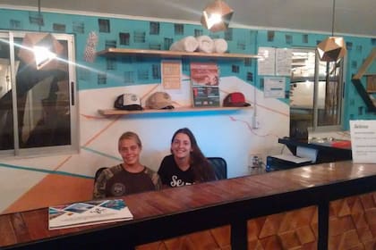 Malena Maldonado, de USAL, durante una práctica hotelera internacional en el hostel Selina de Costa Rica