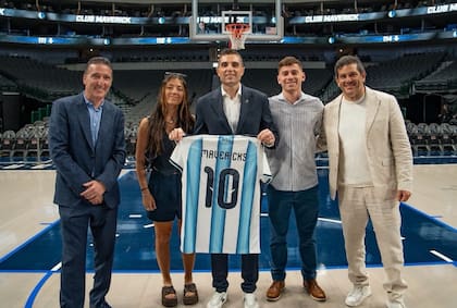 Malena Miralles Requena al lado de Leandro Petersen en un evento de promoción.