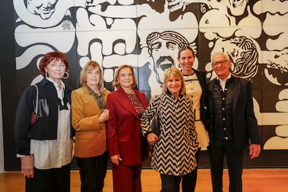 Malena Perkins, María Braun, Teresa Bulgheroni y Elena Blomberg de Esteves junto a Elina y Eduardo Costantini