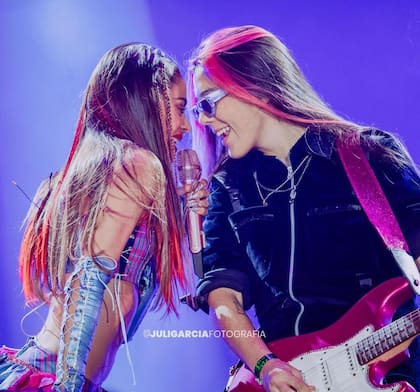 Malena Pizarro junto a Tini Stoessel en el Hipódromo de Palermo durante el Tini Tour
