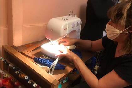 Malena Sábato cose barbijos en su taller de La Boca