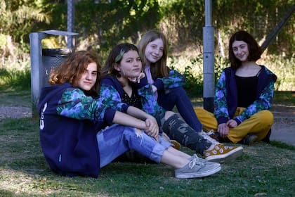 Malena, Sofía, Lucila y Lara esperan poder volver a su colegio primario y llevar su buzo de egresados, que les fue entregado cuando estaban en cuarentena