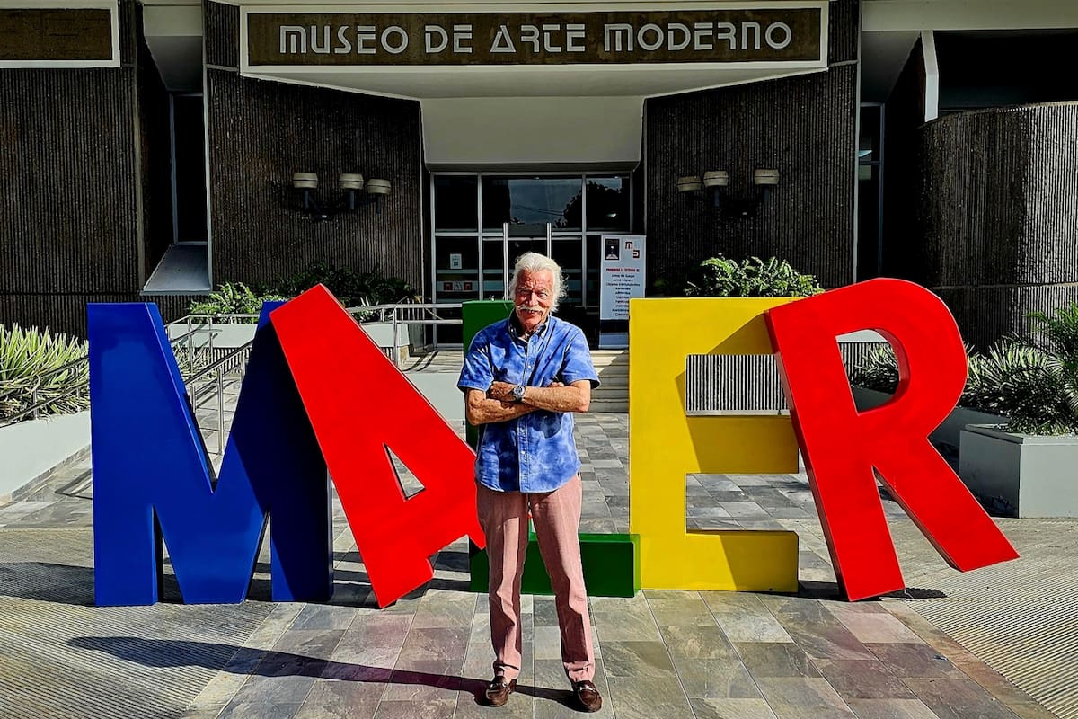 Maler, en la entrada del Museo de Arte Moderno de República Dominicana, donde actualmente se puede ver "Heraora"