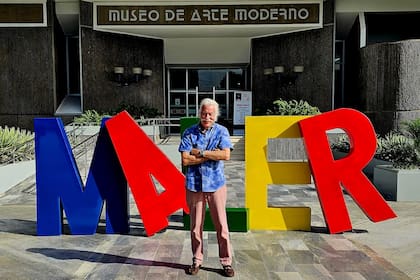 Maler, en la entrada del Museo de Arte Moderno de República Dominicana, donde actualmente se puede ver "Heraora"