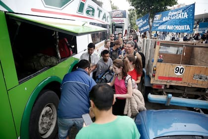 Maleteros reclaman por trabajo y cortan la entrada y salida de micros a la terminal de Mar del Plata.